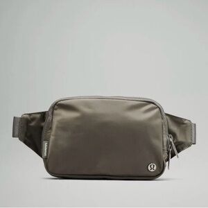 NWOT lululemon athletica Sage Green Belt Bag 2L Large
